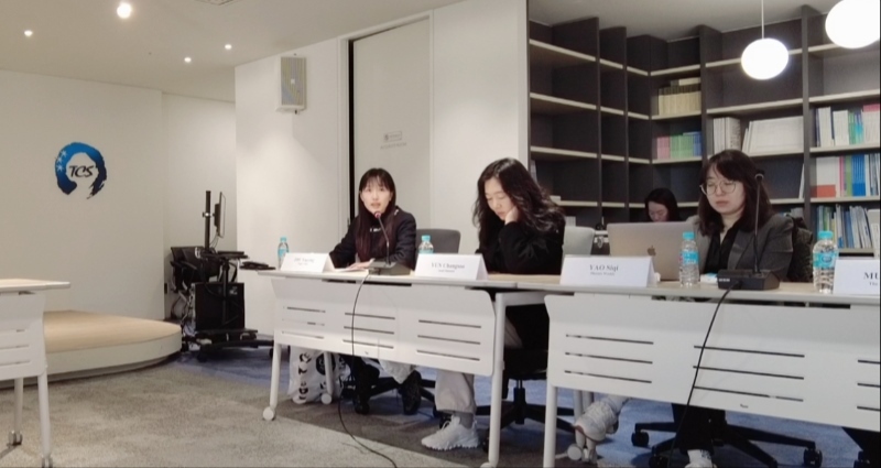 記者（左一）在交流活動(dòng)上，以加強(qiáng)中日韓三國(guó)經(jīng)濟(jì)合作、增進(jìn)三國(guó)民眾相互理解為主題發(fā)表演講。權(quán)小星攝