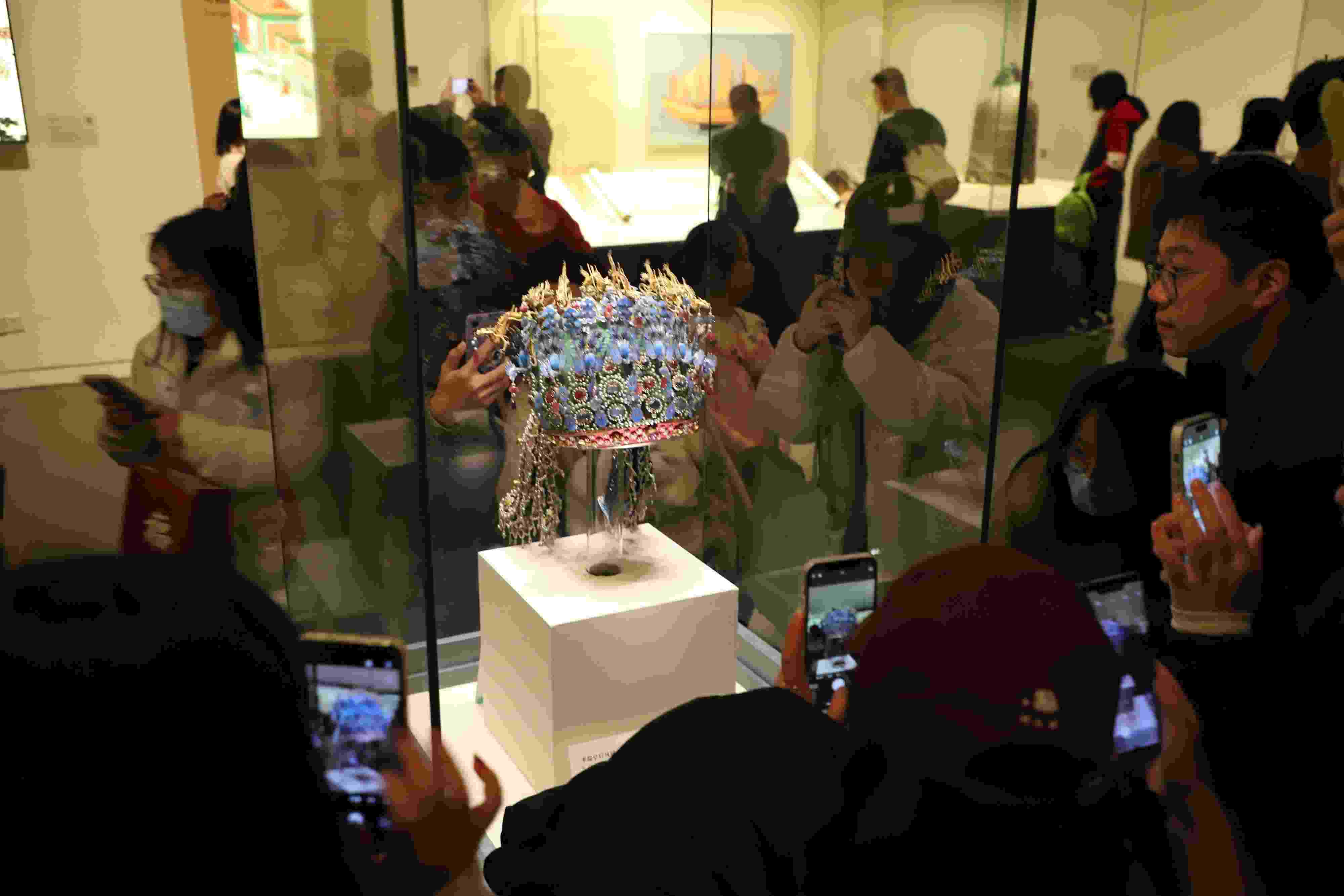 △ 2024年3月9日，北京，中國(guó)國(guó)家博物館，來(lái)自天南海北的游客在參觀藏品。