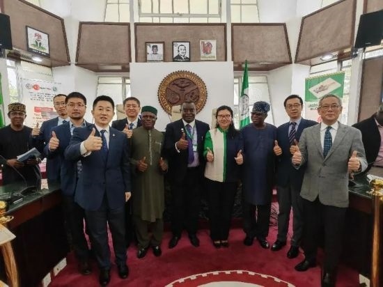 3月21日，與會嘉賓在首屆拉各斯論壇現(xiàn)場合影留念。（圖片由中國駐拉各斯總領事館提供）