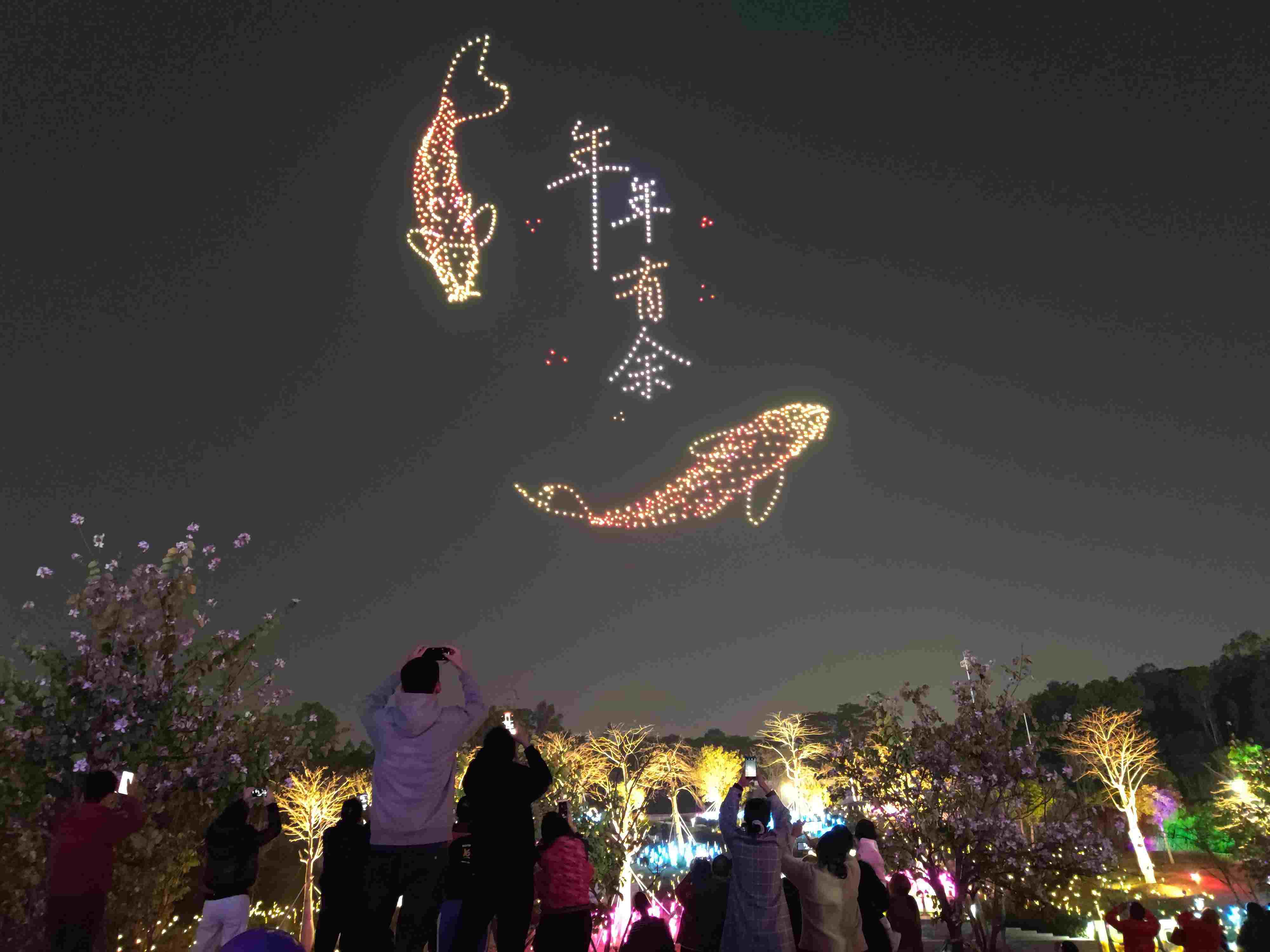 △ 2024年2月10日，深圳北站中心公園，春節(jié)主題無(wú)人機(jī)燈光秀引來(lái)眾多游客駐足觀看。