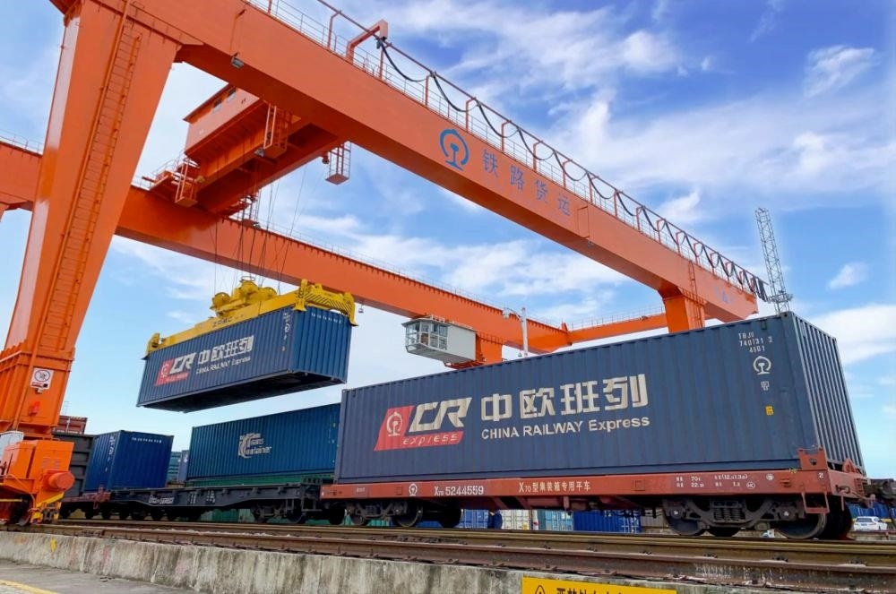 △2022年4月29日，在安徽合肥北站物流基地集裝箱作業(yè)區(qū)，準(zhǔn)備發(fā)運(yùn)的中歐班列集裝箱。