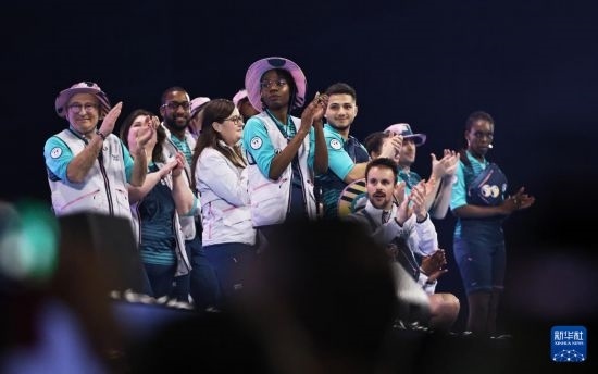 3月23日，模特在巴黎奧運會志愿者大會上展示志愿者制服。新華社記者 高靜 攝