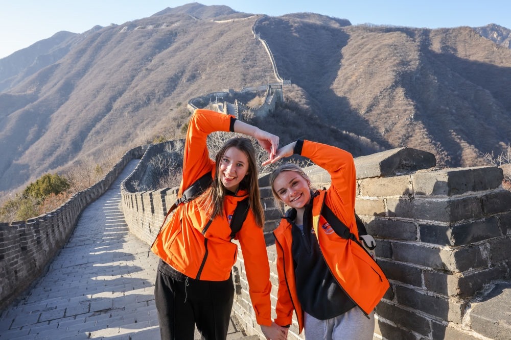3月20日，美國華盛頓州中學生代表團的成員在北京慕田峪長城留影。新華社記者 殷剛 攝
