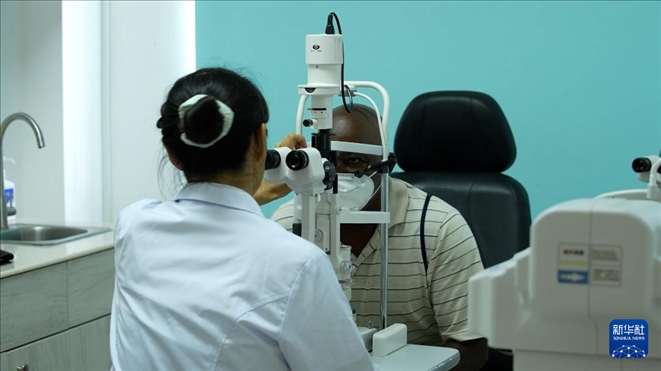 3月4日，在多米尼克羅索的中多友誼醫(yī)院眼科中心，援多醫(yī)療隊成員、南方醫(yī)科大學第三附屬醫(yī)院眼科主治醫(yī)師魯志卿為病人做檢查。新華社記者 王朝 攝