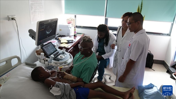 3月4日，在多米尼克羅索的中多友誼醫(yī)院，援多醫(yī)療隊成員、南方醫(yī)科大學第五附屬醫(yī)院心血管內科主治醫(yī)師駱志鵬與當?shù)蒯t(yī)生共同診療。新華社記者 王朝 攝