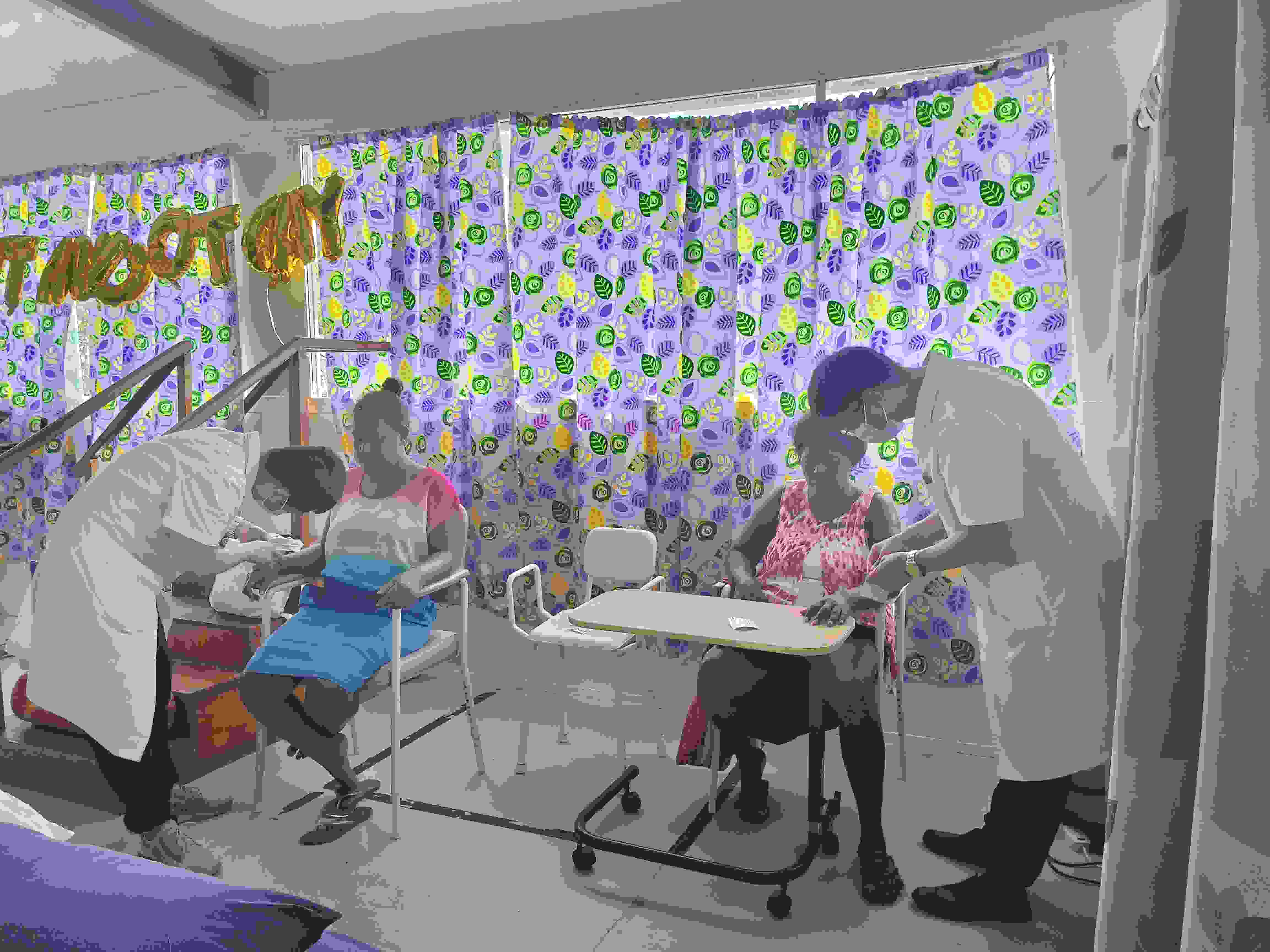 2023年7月3日，中國援助所羅門群島醫(yī)療隊針灸大夫在所羅門群島首都霍尼亞拉國家轉(zhuǎn)診醫(yī)院為患者治療。