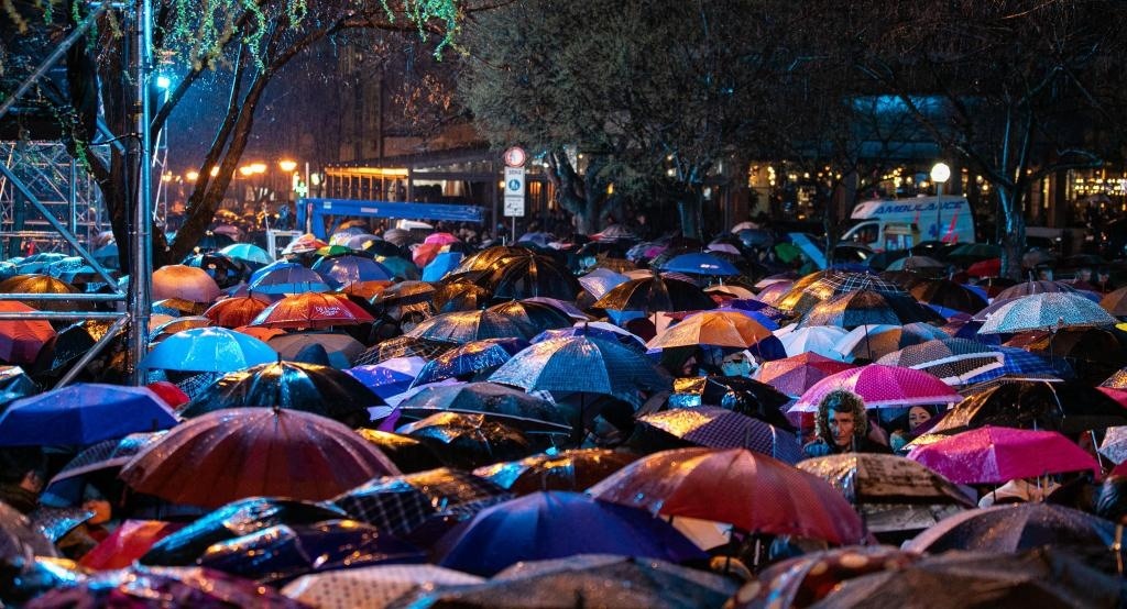 3月24日，在塞爾維亞南部城市普羅庫(kù)普列，人們參加北約轟炸南聯(lián)盟遇難者悼念儀式。新華社發(fā)（王韡攝）