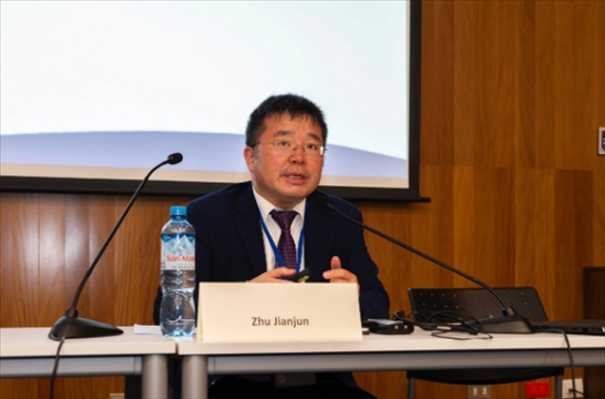 上海外國語大學(xué)國際文化交流學(xué)院副院長朱建軍做專題講座。（秘魯天主教大學(xué)孔子學(xué)院供圖）