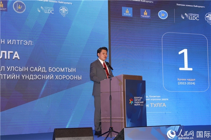 2.圖勒嘎部長做主旨報(bào)告。人民網(wǎng)記者 霍文攝_副本