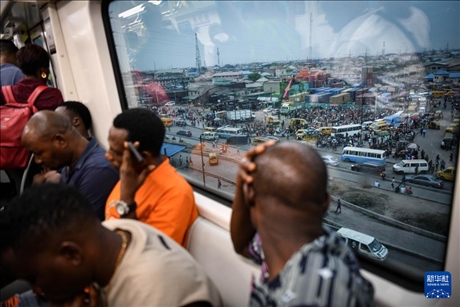2月28日，在尼日利亞拉各斯，人們乘坐輕軌藍(lán)線列車。新華社記者 韓旭 攝