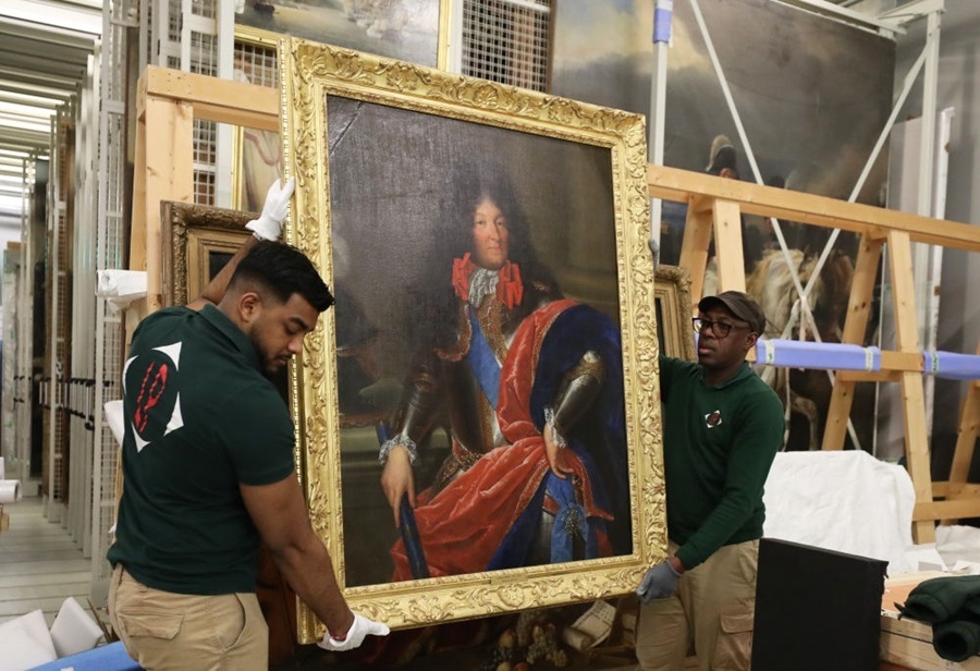  2024年3月11日，在法國巴黎近郊的凡爾賽宮，工作人員準備打包油畫《路易十四戎裝像》。在2024年中法建交60周年暨中法文化旅游年之際，凡爾賽宮和故宮博物院將于4月至6月在故宮共同舉辦“凡爾賽宮與紫禁城”展覽。凡爾賽宮工作人員將70余件法方展品打包裝箱，計劃在不久之后將其運往北京。新華社記者 高靜 攝