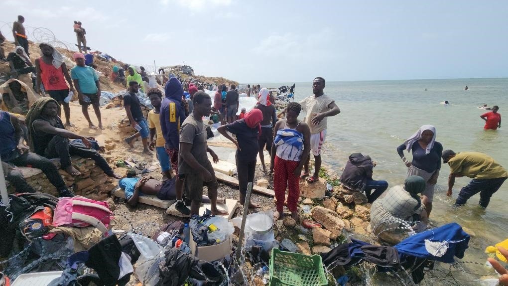 2023年7月26日，在突尼斯與利比亞邊境的艾季迪爾角，眾多移民滯留在地中海海岸邊。新華社發(fā)（哈姆扎·圖爾基亞攝）