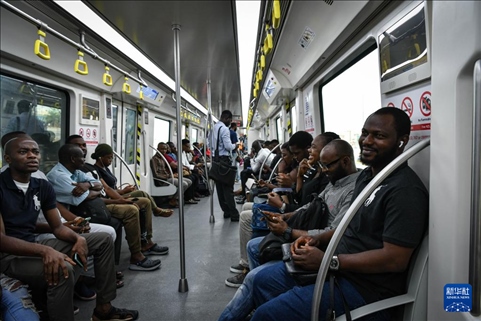 2月28日，在尼日利亞拉各斯，人們乘坐輕軌藍(lán)線列車。新華社記者 韓旭 攝