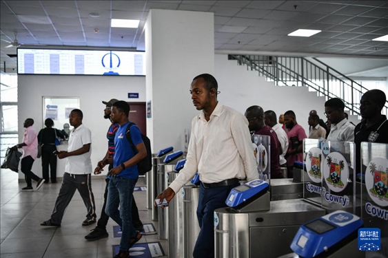 2月28日，在尼日利亞拉各斯，人們?cè)谳p軌藍(lán)線碼頭站刷卡出站。新華社記者 韓旭 攝