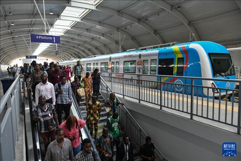 2月28日，在尼日利亞拉各斯，人們?cè)谳p軌藍(lán)線碼頭站下車出站。新華社記者 韓旭 攝