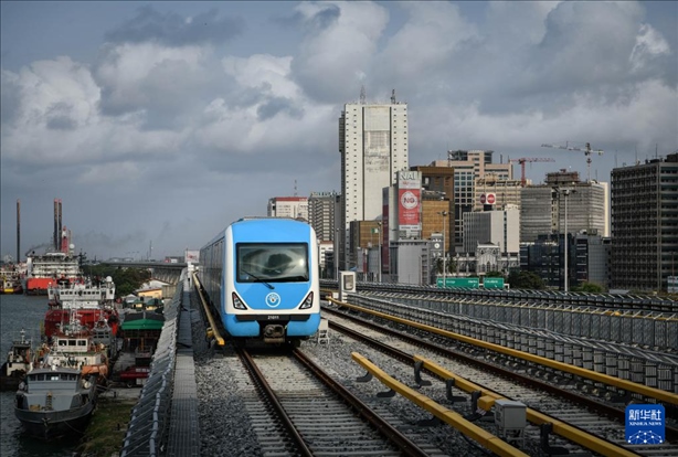 這是2月28日在尼日利亞拉各斯拍攝的一列輕軌藍(lán)線列車。新華社記者 韓旭 攝