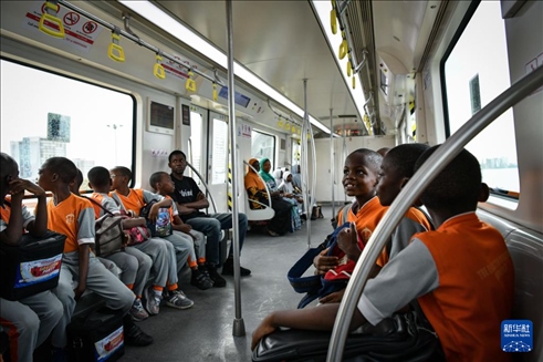 2月28日，在尼日利亞拉各斯，一所小學(xué)的學(xué)生們體驗(yàn)乘坐輕軌藍(lán)線列車。新華社記者 韓旭 攝