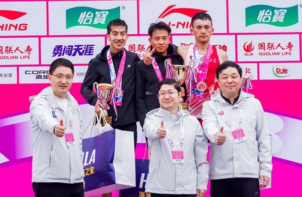 無(wú)錫市人民政府副秘書(shū)長(zhǎng)顧文龍，無(wú)錫市體育局黨組書(shū)記、副局長(zhǎng)楊宇華，海瀾集團(tuán)黨委副書(shū)記、副總裁江南共同為全國(guó)馬拉松錦標(biāo)賽（第一站）男子組前3名頒獎(jiǎng)。受訪者供圖