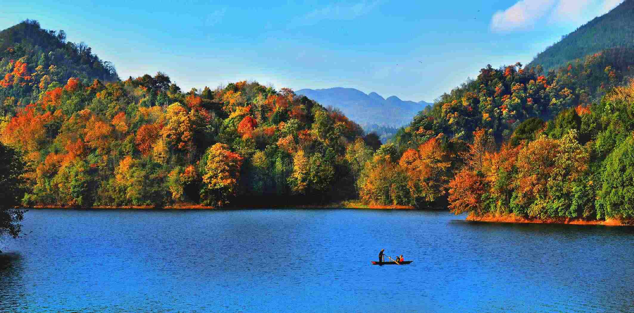 百里杜鵑湖好風(fēng)光。羅冠宇 攝