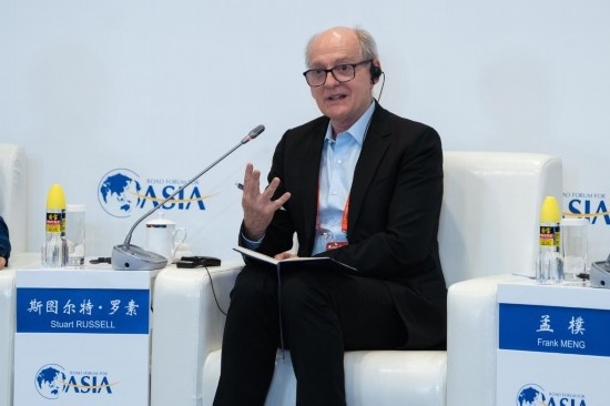 3月27日，《人工智能：現(xiàn)代方法》作者、加州大學(xué)伯克利分校計(jì)算機(jī)科學(xué)系教授斯圖爾特·羅素在分論壇上發(fā)言。新華社記者 曹夢(mèng)瑤 攝