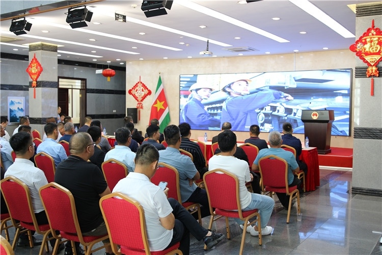 當(dāng)?shù)貢r間3月26日下午，中國品牌重型機械、載重車輛宣傳推介會在中國駐蘇里南大使館舉行。圖為宣介會現(xiàn)場。中國駐蘇里南大使館供圖