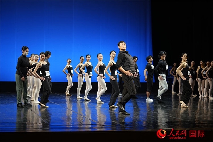 松山芭蕾舞團(tuán)青年代表團(tuán)成員在中央芭蕾舞團(tuán)跟隨中方教師上課。人民網(wǎng)記者 張麗婭攝