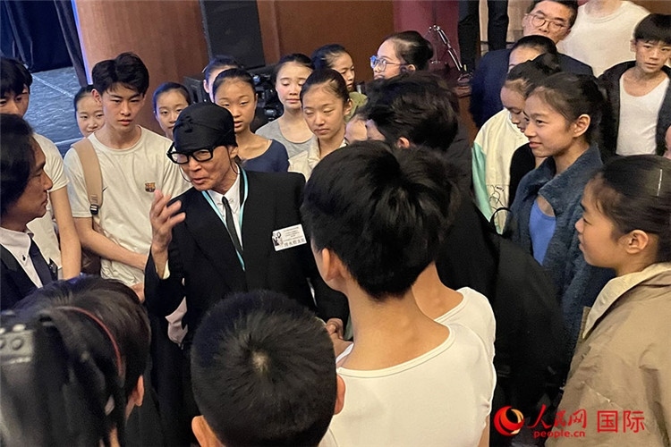 松山芭蕾舞團(tuán)總代表清水哲太郎與中央芭蕾舞團(tuán)舞蹈學(xué)校的學(xué)生們交流。人民網(wǎng)記者 張麗婭攝