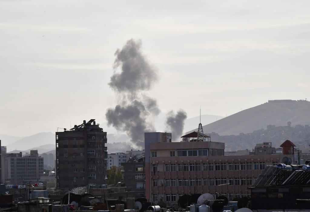 這是4月1日在敘利亞首都大馬士革拍攝的爆炸后升起的濃煙。新華社發(fā)（阿瑪爾攝）