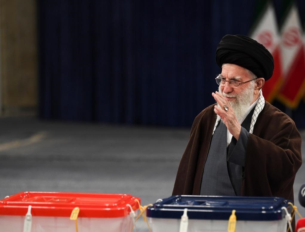 3月1日，在伊朗首都德黑蘭，伊朗最高領袖哈梅內伊在設于領袖府內的投票站投票。新華社記者沙達提攝