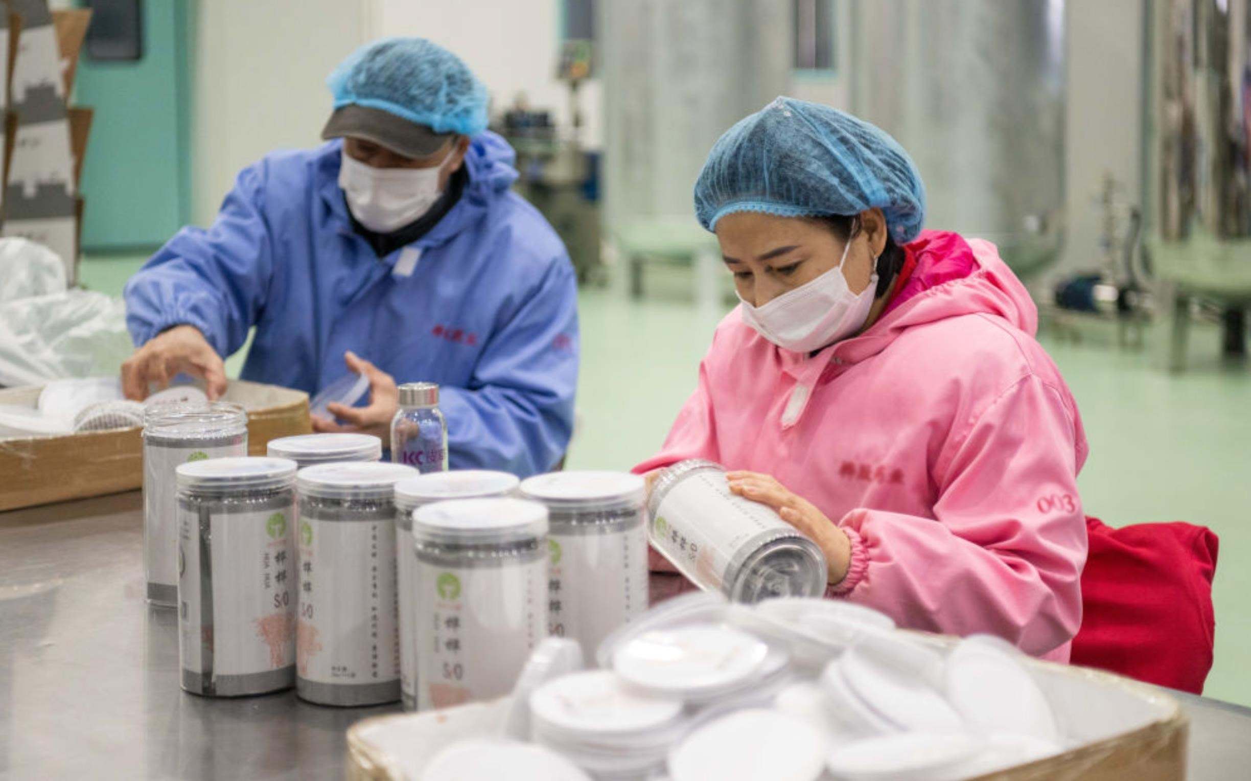 △2024年3月12日，黑龍江伊春一家公司內(nèi)，工作人員在包裝樺樹汁相關(guān)產(chǎn)品。