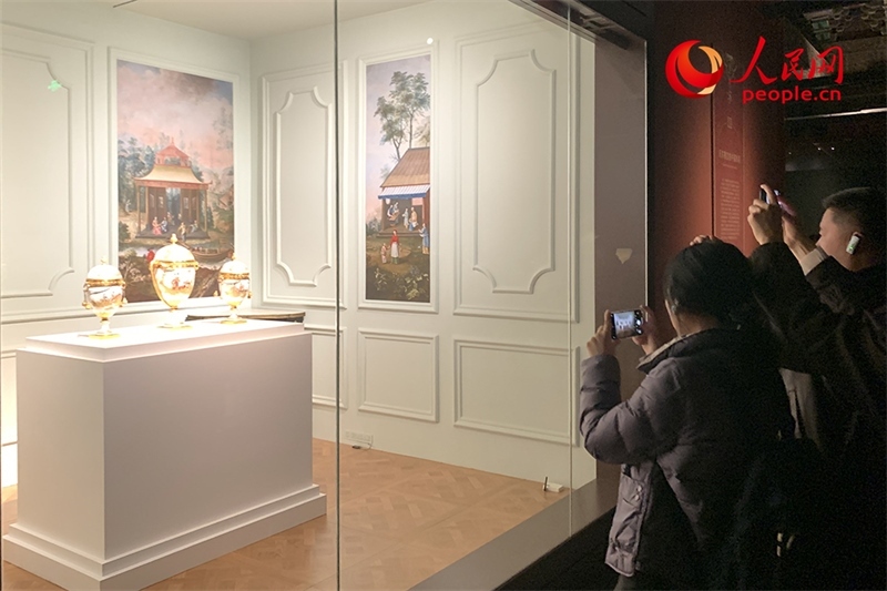 游客正在參觀展覽。人民網(wǎng)記者 韋衍行攝
