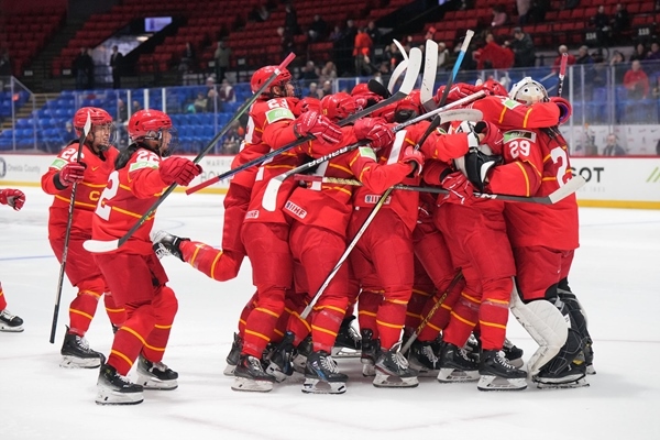 中國隊慶祝比賽勝利。圖片來源:國際冰聯(lián)