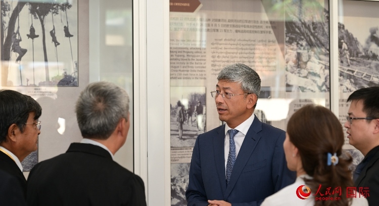 陳海大使了解中國(guó)遠(yuǎn)征軍紀(jì)念館情況。人民網(wǎng)記者 謝佳君攝