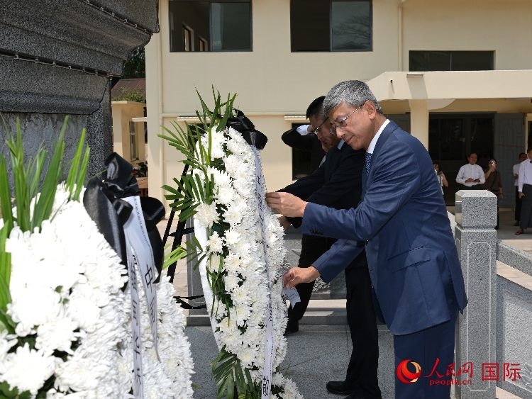 陳海大使向中國(guó)遠(yuǎn)征軍紀(jì)念碑敬獻(xiàn)花籃。人民網(wǎng)記者 謝佳君攝