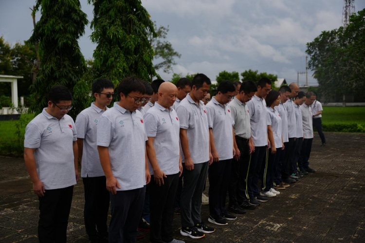 醫(yī)療隊(duì)隊(duì)員默哀。中國(guó)援桑醫(yī)療隊(duì)供圖