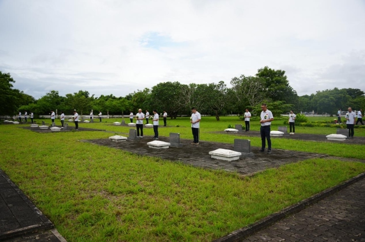 醫(yī)療隊(duì)隊(duì)員向烈士們獻(xiàn)花。中國(guó)援桑醫(yī)療隊(duì)供圖