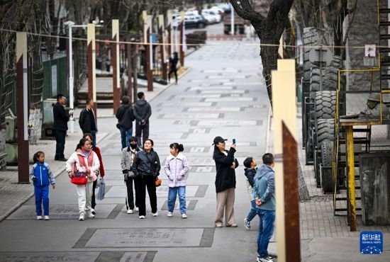 4月5日，游客在寧夏石嘴山市大武口洗煤廠工業(yè)遺址公園游覽。新華社記者 馮開華 攝