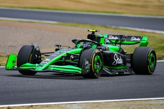 4月5日，索伯車隊中國車手周冠宇在練習(xí)賽中。新華社記者 張笑宇 攝