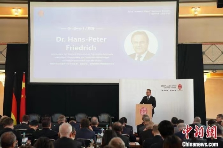 當(dāng)?shù)貢r(shí)間4月5日，由中國(guó)商務(wù)部主辦的“投資中國(guó)”德國(guó)專場(chǎng)推介活動(dòng)在斯圖加特市舉行。中新社記者 馬秀秀 攝