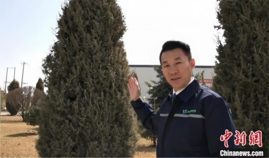 圖為王佐向記者介紹自己的新能源綠電廠區(qū)。白先森 攝