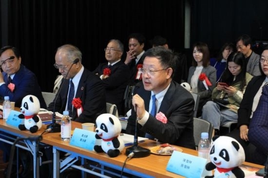 圖為四川省文化和旅游廳廳長戴允康向日本友人介紹四川旅游資源。（中國駐東京旅游辦事處供圖）