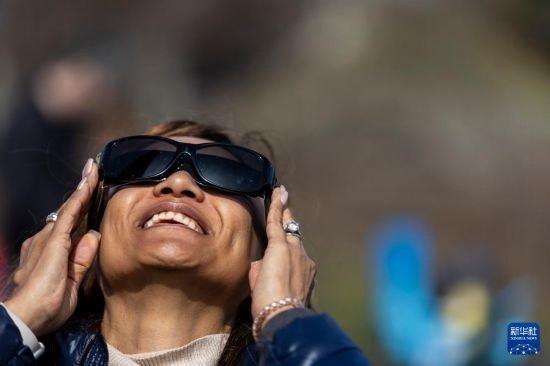 4月8日，一名女子在美國紐約州普拉茨堡觀看日食。新華社發(fā)（文森特·約翰遜攝）