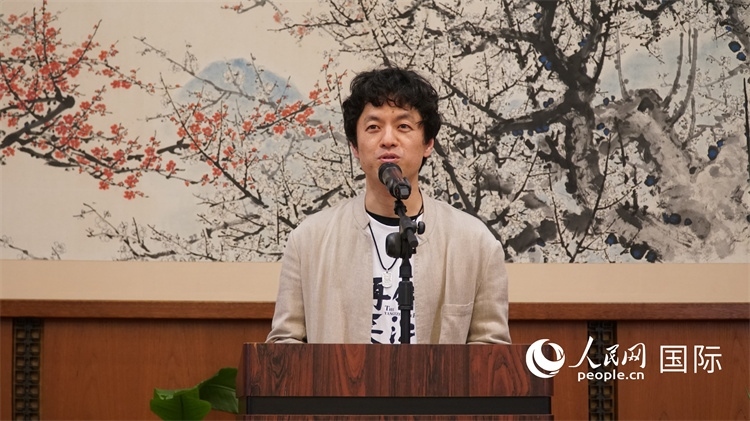 影片導(dǎo)演竹內(nèi)亮致辭。人民網(wǎng) 蔣曉辰攝