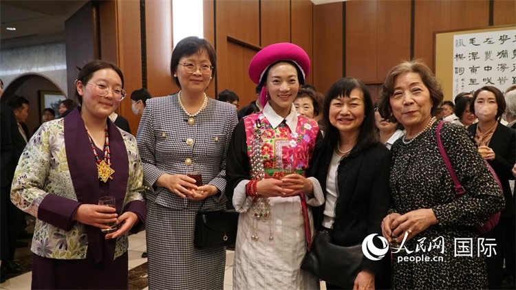 來賓與茨姆等人熱烈交流并合影留念。人民網(wǎng) 蔣曉辰攝