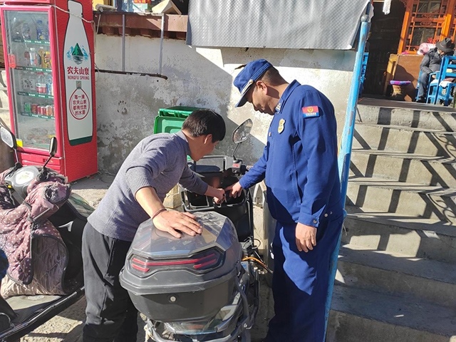 拉薩市消防救援支隊(duì)組織開展電動自行車消防安全檢查工作。受訪者供圖
