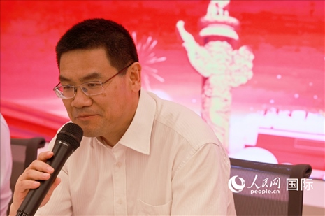 北京海外聯(lián)誼會會長楊晉柏在座談會上致辭。人民網(wǎng)記者 陳海琪攝