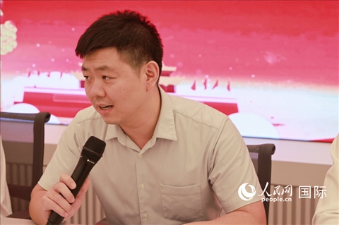 中國駐里約總領(lǐng)館領(lǐng)僑處處長齊冀在座談會上致辭。人民網(wǎng)記者 陳海琪攝