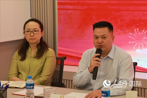 巴西和統(tǒng)會會長張小春（右）在座談會上致辭。人民網(wǎng)記者 陳海琪攝