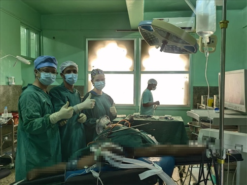 蔣國慶醫(yī)生（左）和當(dāng)?shù)蒯t(yī)生慶祝手術(shù)成功。中國援桑醫(yī)療隊(duì)供圖