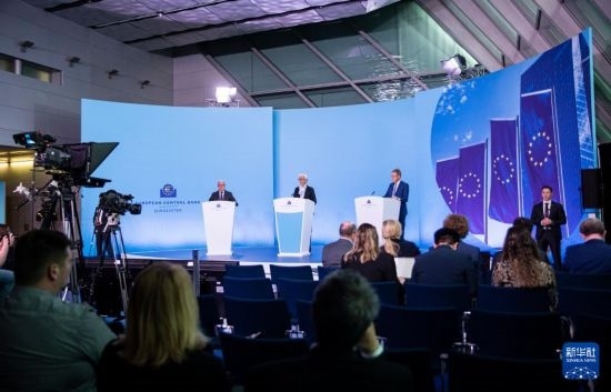 4月11日，歐洲中央銀行行長(zhǎng)拉加德（中）在德國(guó)法蘭克福歐洲中央銀行總部出席新聞發(fā)布會(huì)。新華社記者 張帆 攝